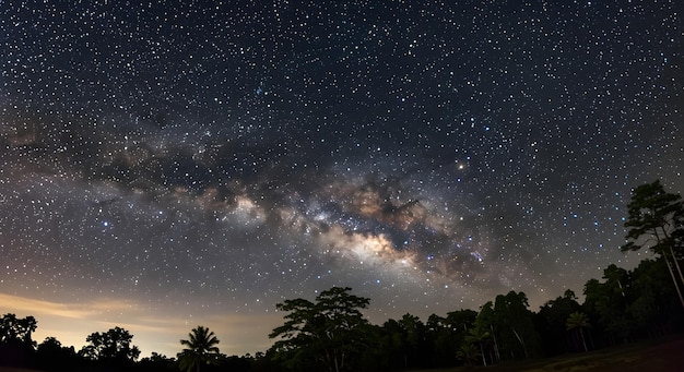 夜晚山间的星空